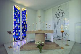  Le chœur de la chapelle du Rosaire à Vence ; l'autel, les vitraux, les céramiques et objets liturgiques d'Henri Matisse.