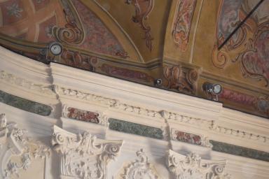 Volutes et faux marbres, chapelle des Pénitents blancs, L’Escarène - Agrandir l'image, fenêtre modale