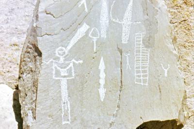 Gravure dite "du chef de tribu". Pour la préserver des dégradations, cette stèle fut déplacée en 1988 au musée de Tende et une copie a été disposée à sa place. - Agrandir l'image 2 sur 7, fenêtre modale