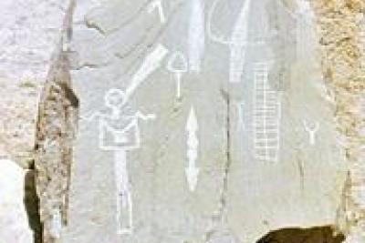 Gravure dite "du chef de tribu". Pour la préserver des dégradations, cette stèle fut déplacée en 1988 au musée de Tende et une copie a été disposée à sa place. - Agrandir l'image 2 sur 3, fenêtre modale