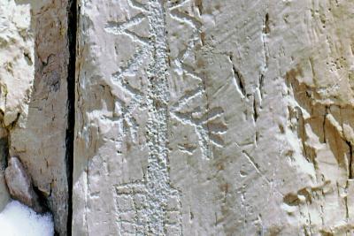 "Gravure de l’anthropomorphe aux bras en zigzag". De tous les motifs anthropomorphes, celui-ci est le plus schématisé. Il est identifiable à une divinité utilisant la foudre. - Agrandir l'image 3 sur 7, fenêtre modale