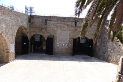 Entrée du musée d'Archéologie d'Antibes - Agrandir l'image 5 sur 7, fenêtre modale