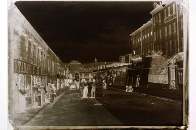 Reproduction photographique d’une plaque photographique en négatif. Plaque de verre représentant le quartier des Ponchettes à Nice, 1863-1865. - Agrandir l'image 5 sur 7, fenêtre modale