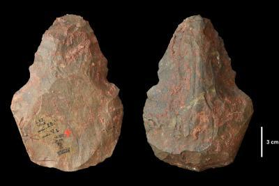 Biface de la grotte du Lazaret - Agrandir l'image 4 sur 7, fenêtre modale