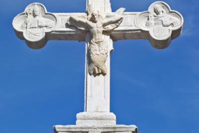 Détails de la croix située sur la place du monastère représentant le Christ en Séraphin - Agrandir l'image 2 sur 5, fenêtre modale