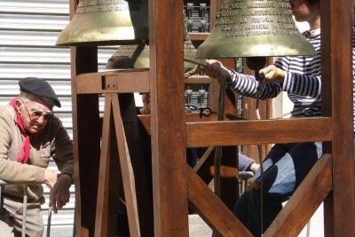 Zéphirin Castellon et le carillon itinérant de la Vésubie à La Bollène en 2011. - Agrandir l'image 4 sur 9, fenêtre modale
