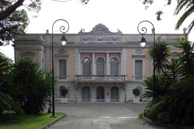 Extérieur du palais de Carnolès, Menton - Agrandir l'image 2 sur 5, fenêtre modale