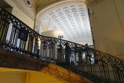 Escalier intérieur du palais de Carnolès, Menton - Agrandir l'image 5 sur 5, fenêtre modale