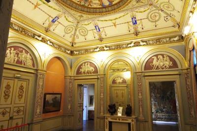Salle du 1er étage du palais de Carnolès, Menton - Agrandir l'image 3 sur 5, fenêtre modale