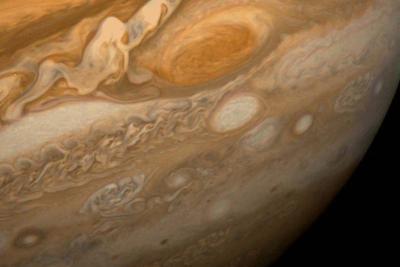 La grande tache rouge de Jupiter vue par Voyager 1 le 25 février 1979, d'une distance de 9,2 million de kilomètres - Agrandir l'image 8 sur 9, fenêtre modale
