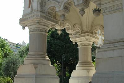 Vue de l'un des deux porches d'entrée de la cathédrale orthodoxe russe de Nice - Agrandir l'image 6 sur 8, fenêtre modale