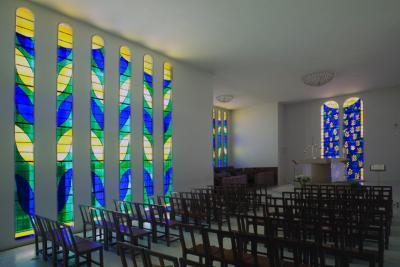 Vue intérieure de la chapelle du Rosaire de Vence, les vitraux d'Henri Matisse - Agrandir l'image 1 sur 5, fenêtre modale