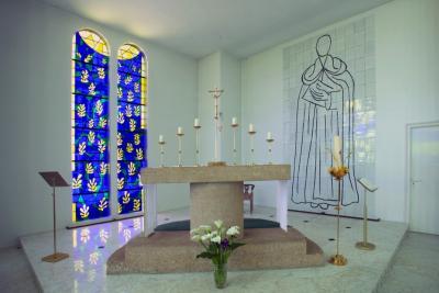 Le chœur de la chapelle du Rosaire à Vence ; l'autel, les vitraux, les céramiques et objets liturgiques d'Henri Matisse - Agrandir l'image 1 sur 2, fenêtre modale
