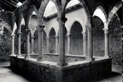 Cloître de la Tour ou Monastère fortifié, île Saint-Honorat, XVe siècle - Agrandir l'image 6 sur 9, fenêtre modale