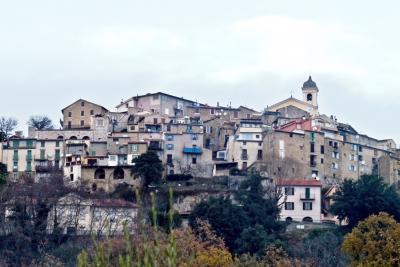 Le village de Berre-les-Alpes - Agrandir l'image 1 sur 3, fenêtre modale