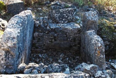 Dolmen des Puades , Saint-Cézaire-sur-Siagne - Agrandir l'image 3 sur 3, fenêtre modale