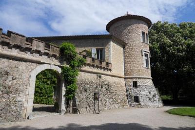 Le château de Mouans-Sartoux - Agrandir l'image 1 sur 2, fenêtre modale