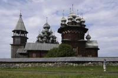 Architecture traditionnelle en bois sur l’Ile de KIJI en Carélie,nord de la Russie (patrimoine de l’UNESCO) XVIIIe siècle. - Agrandir l'image 2 sur 7, fenêtre modale