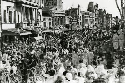 Scène de foule sur le boulevard du Crime pendant le tournage. Photographie de Roger Forster. - Agrandir l'image 2 sur 4, fenêtre modale