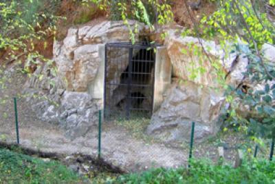 La grotte du Vallonnet, Roquebrune-Cap-Martin. Entrée de la grotte. Un des plus vieux sites d’Europe témoin de la présence de l’espèce humaine. - Agrandir l'image 2 sur 3, fenêtre modale