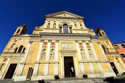 La chapelle des Noirs, la paroissiale, la chapelle des Blancs - Agrandir l'image 1 sur 10, fenêtre modale