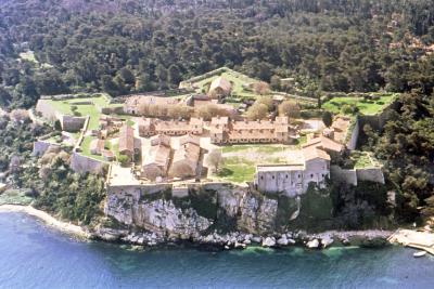 Fort royal de l'île Sainte-Marguerite, la plus grande des îles de Lérins, dans la rade de Cannes. - Agrandir l'image 7 sur 8, fenêtre modale