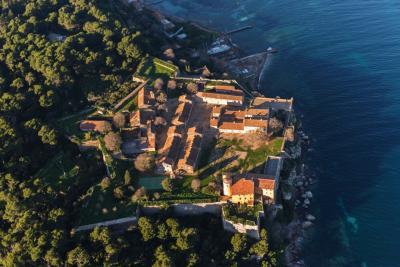 Fort royal de l'île Sainte-Marguerite, la plus grande des îles de Lérins, dans la rade de Cannes. - Agrandir l'image 6 sur 8, fenêtre modale