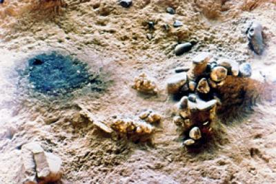 Foyer de Terra-Amata qui témoigne de la maîtrise du feu dans notre région par Homo erectus il y a 380 000 ans, fin du paléolithique inférieur - Agrandir l'image 2 sur 3, fenêtre modale