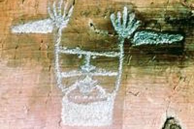 Gravure Le Sorcier. Une des 40000 gravures découvertes au mont Bégo dans la vallée des Merveilles.Elles témoignent de la présence de Homo sapiens dans cette région entre 3 200 et 1700 ans avant J.-C, soit au néolithique qui correspond à la naissance de l’art. - Agrandir l'image 1 sur 3, fenêtre modale