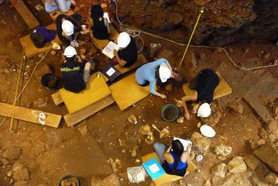 Fouilleurs à l'intérieur de la grotte du Lazaret - Agrandir l'image 1 sur 7, fenêtre modale