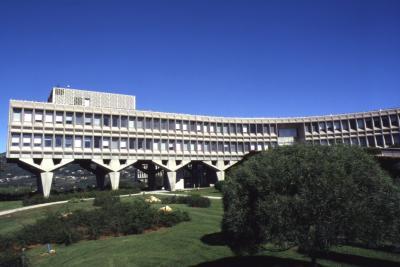 Le bâtiment d’IBM à La Gaude, architecte Marcel Breuer - Agrandir l'image 2 sur 3, fenêtre modale