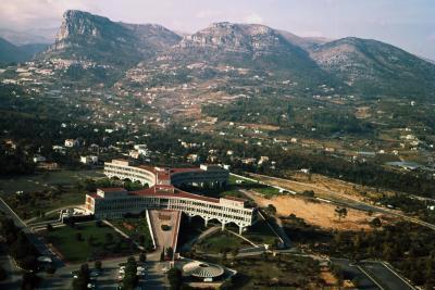La Gaude. Centre d'études et de recherches IBM, vue aérienne, janvier 1971 - Agrandir l'image 3 sur 4, fenêtre modale
