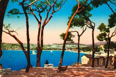Carte postale de 1937, montrant la pinède et la plage de Juan-les-Pins - Agrandir l'image 4 sur 8, fenêtre modale
