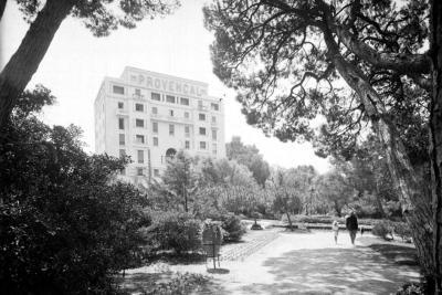 Vue de l'hôtel Provençal bâti dans la pinède de Juan-les-Pins - Agrandir l'image 7 sur 8, fenêtre modale