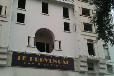 Vue de la façade de l'hôtel 'Le Provençal' - Agrandir l'image 8 sur 8, fenêtre modale