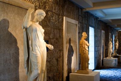 Galerie des antiques, villa Kerylos - Agrandir l'image 6 sur 7, fenêtre modale