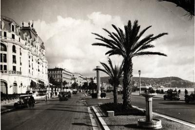La Promenade des Anglais à la hauteur du Negresco. Cliché Louis Gilletta, vers 1940. - Agrandir l'image 3 sur 10, fenêtre modale