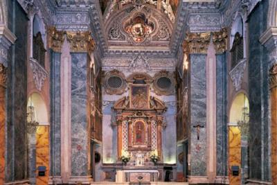 Vue de la nef centrale, le choeur et son maître-autel, au fond, la statue de la Vierge - Agrandir l'image 8 sur 8, fenêtre modale