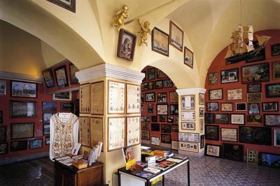 La salle Don Jacques Fighiera et ses ex-voto - Agrandir l'image 6 sur 8, fenêtre modale