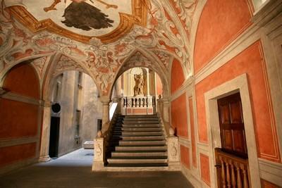 Grand vestibule d’entrée du palais Lascaris avec l’escalier monumental - Agrandir l'image 3 sur 7, fenêtre modale