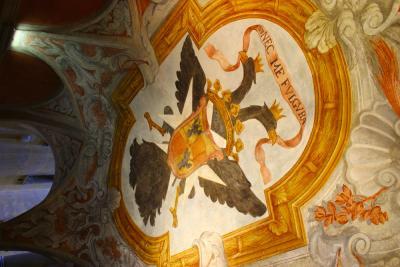 Vue du plafond du vestibule d’entrée du palais avec le cartouche figurant les armoiries de la famille Lascaris Vintimille avec leur devise « Nec me fulgura » - Agrandir l'image 5 sur 7, fenêtre modale