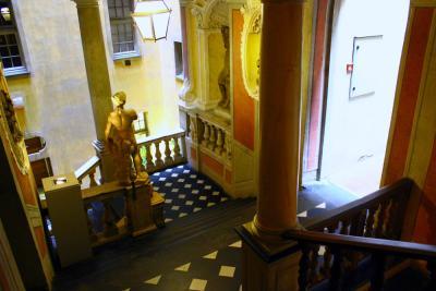 Le Palais Lascaris, vue de l’escalier monumental et des statues de marbres et bustes à « l’antique » placés dans des niches - Agrandir l'image 7 sur 7, fenêtre modale
