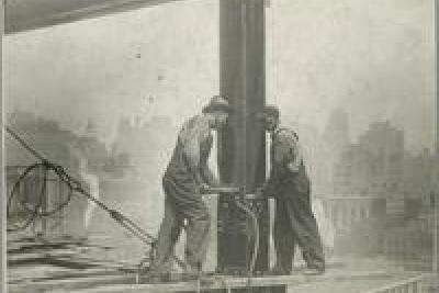 Construction de l’Empire State Building à New-York, 1930-1931, Photo de Lewis Hine - Agrandir l'image 2 sur 3, fenêtre modale
