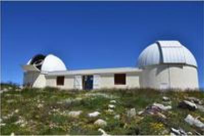 les deux télescopes du projet C2PU (Centre Pédagogique de la Planète et de l’Univers) d’un mètre de diamètre sont situés au plateau de Calern, dans l’arrière pays grassois (hauteur = 1280 m), site d’observation de l’Observatoire de la Côte d’Azur. Ils sont utilisés pour la recherche, pour des projets pédagogiques universitaires et par les élèves du secondaire (projet EduCosmos). - Agrandir l'image 1 sur 3, fenêtre modale