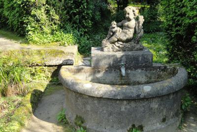 Une sculpture sur un bassin du jardin des Serres de la Madone à Menton - Agrandir l'image 8 sur 8, fenêtre modale
