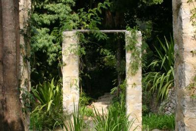 Une allée et un bassin du jardin des Serres de la Madone à Menton - Agrandir l'image 5 sur 8, fenêtre modale