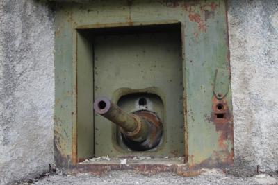 Fort de Castillon : embrasure avec obusier de 75 mm - Agrandir l'image 6 sur 8, fenêtre modale