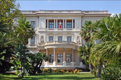 La façade sud du musée Masséna et la partie centrale du jardin - Agrandir l'image 3 sur 10, fenêtre modale