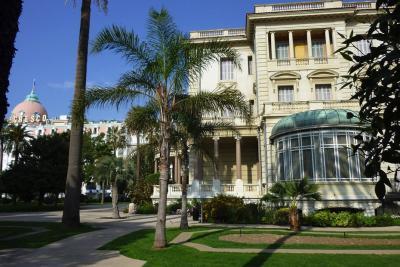 La Villa Masséna, au second plan l'Hôtel Négresco - Agrandir l'image 2 sur 10, fenêtre modale