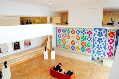 Aile moderne du musée, avec l'œuvre monumentale d'Henri Matisse, en papiers gouachés découpés, "Fleurs et fruits" - Agrandir l'image 1 sur 3, fenêtre modale